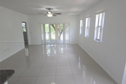 Copropriété à louer à Miramar, Floride: 2 chambres, 111.95 m2 № 1931677 - photo 1