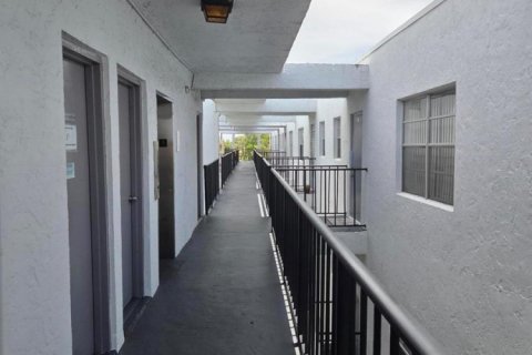 Copropriété à vendre à Sunrise, Floride: 1 chambre, 61.97 m2 № 2180200 - photo 2