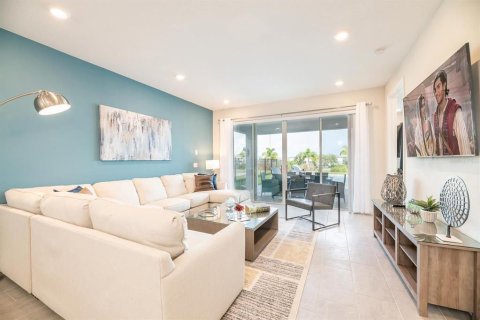 Casa en venta en Kissimmee, Florida, 6 dormitorios, 308.16 m2 № 2207735 - foto 7