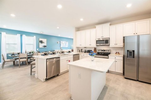 Casa en venta en Kissimmee, Florida, 6 dormitorios, 308.16 m2 № 2207735 - foto 6