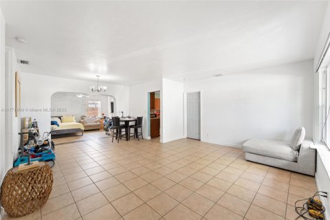 Купить виллу или дом в Пемброк-Пайнс, Флорида 3 спальни, 150.5м2, № 1742436 - фото 4