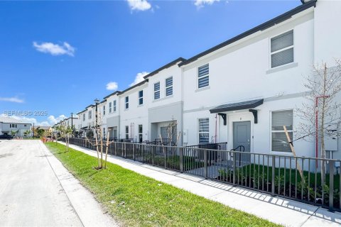 Снять в аренду таунхаус в Майами, Флорида 3 спальни, № 2044787 - фото 4