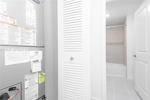 Снять в аренду таунхаус в Майами, Флорида 3 спальни, № 2044787 - фото 23