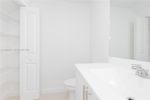 Снять в аренду таунхаус в Майами, Флорида 3 спальни, № 2044787 - фото 17