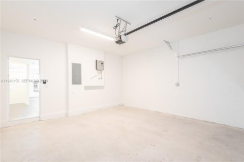 Снять в аренду таунхаус в Майами, Флорида 3 спальни, № 2044787 - фото 16