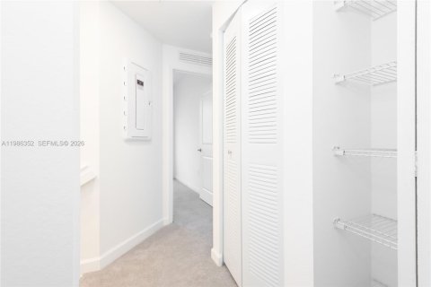 Снять в аренду таунхаус в Майами, Флорида 3 спальни, № 2044787 - фото 26