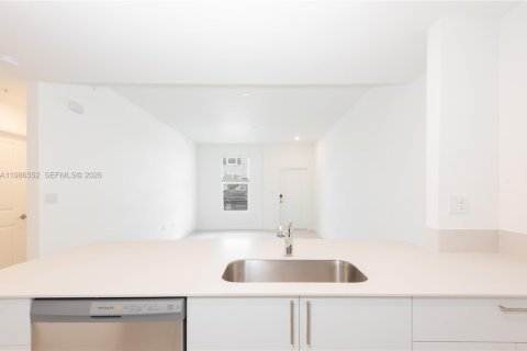 Снять в аренду таунхаус в Майами, Флорида 3 спальни, № 2044787 - фото 8