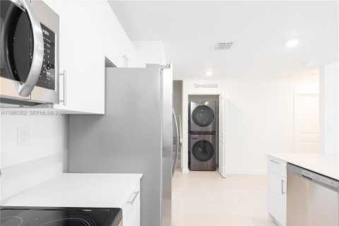 Снять в аренду таунхаус в Майами, Флорида 3 спальни, № 2044787 - фото 12