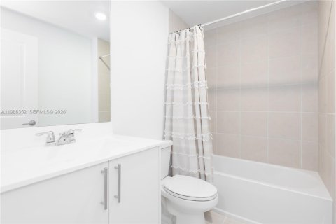 Снять в аренду таунхаус в Майами, Флорида 3 спальни, № 2044787 - фото 24