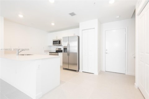 Снять в аренду таунхаус в Майами, Флорида 3 спальни, № 2044787 - фото 6