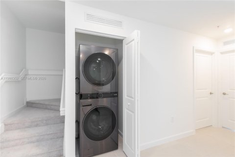 Снять в аренду таунхаус в Майами, Флорида 3 спальни, № 2044787 - фото 13