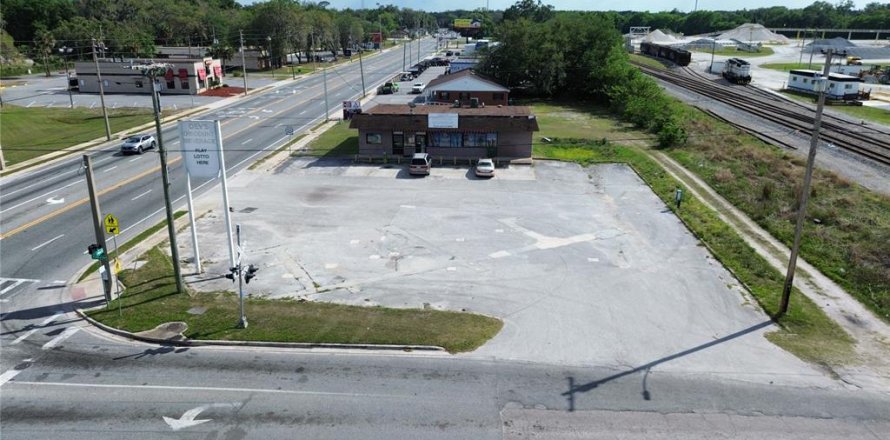 Propiedad comercial en Wildwood, Florida 249.35 m2 № 2155895