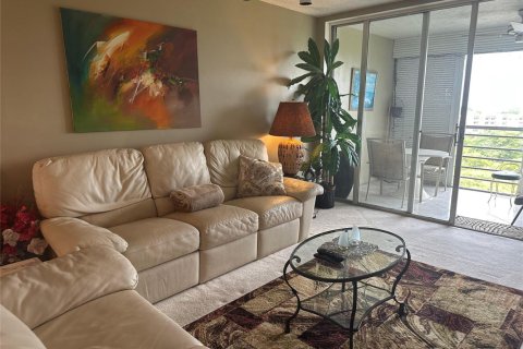Condo in Pompano Beach, Florida, 2 bedrooms № 2247212 - photo 5