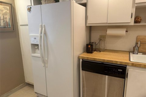 Condo in Pompano Beach, Florida, 2 bedrooms № 2247212 - photo 10