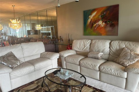 Condo in Pompano Beach, Florida, 2 bedrooms № 2247212