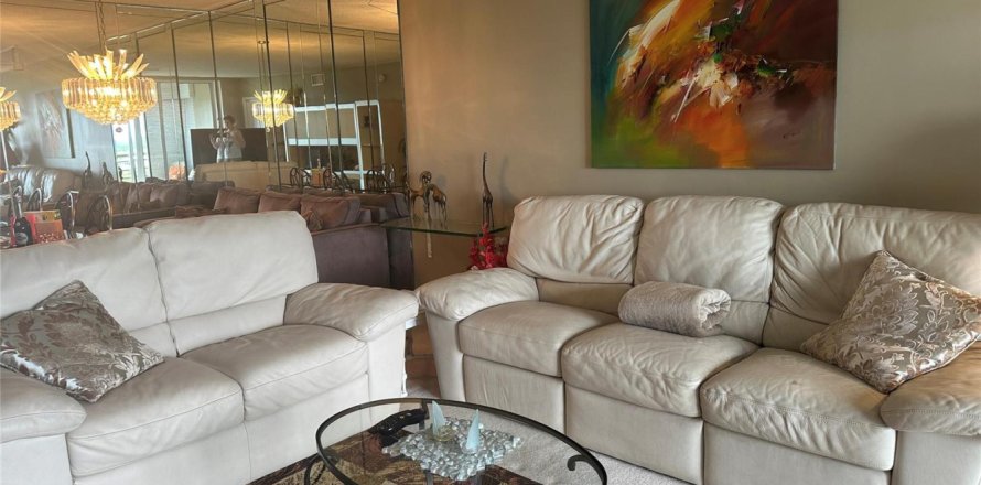 Condo in Pompano Beach, Florida, 2 bedrooms № 2247212