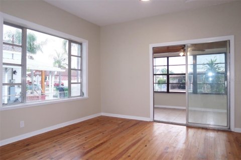 House in Tampa, Florida 3 bedrooms, 110.55 sq.m. № 1919100 - photo 14