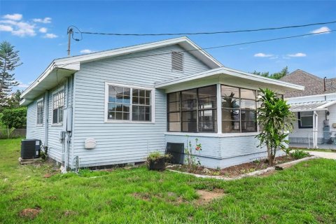 House in Tampa, Florida 3 bedrooms, 110.55 sq.m. № 1919100 - photo 2