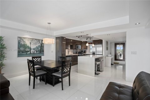Condo in Pompano Beach, Florida, 3 bedrooms  № 2086188 - photo 9