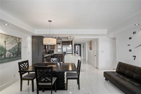 Condo in Pompano Beach, Florida, 3 bedrooms  № 2086188 - photo 8