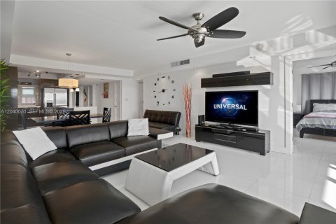 Condo in Pompano Beach, Florida, 3 bedrooms  № 2086188 - photo 10