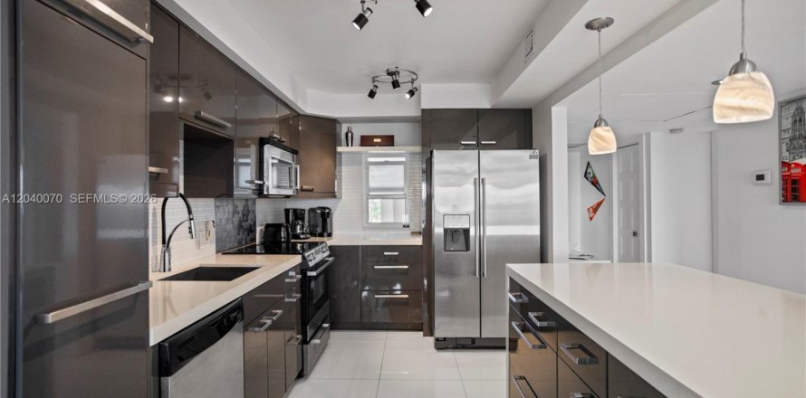 Condo in Pompano Beach, Florida, 3 bedrooms  № 2086188