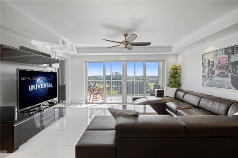 Condo in Pompano Beach, Florida, 3 bedrooms  № 2086188 - photo 11