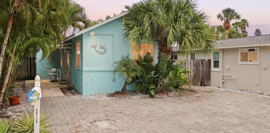 House in Madeira Beach, Florida 2 bedrooms, 63.27 sq.m. № 2315111