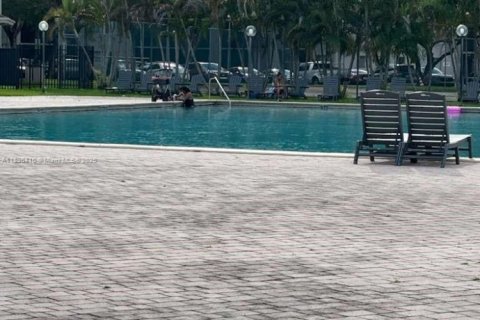 Condo in Miami, Florida, 3 bedrooms  № 1953470 - photo 2