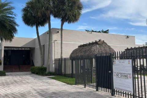 Condo in Miami, Florida, 3 bedrooms  № 1953470 - photo 1