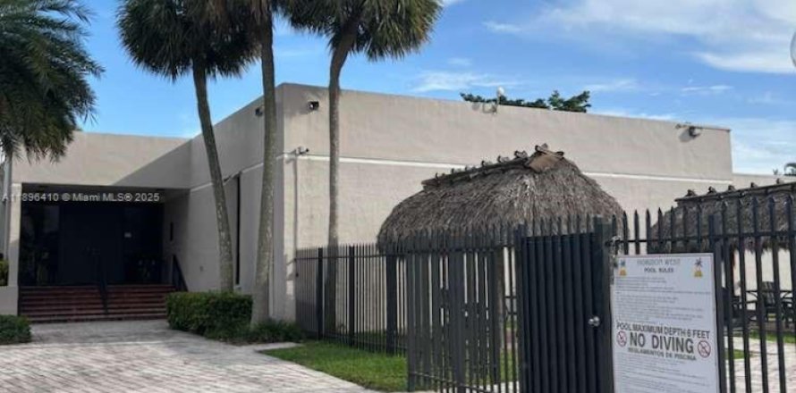 Condo in Miami, Florida, 3 bedrooms  № 1953470
