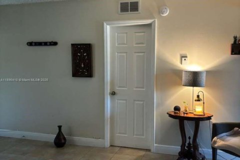Condo in Miami, Florida, 3 bedrooms  № 1953470 - photo 11