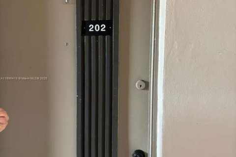 Condo in Miami, Florida, 3 bedrooms  № 1953470 - photo 8