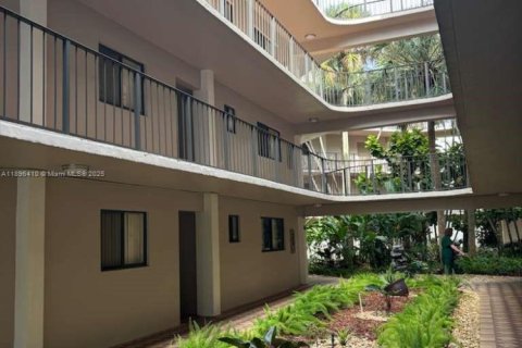 Condo in Miami, Florida, 3 bedrooms  № 1953470 - photo 4