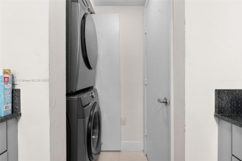 Купить кондоминиум в Майами, Флорида 1 спальня, 74.6м2, № 2185831 - фото 11