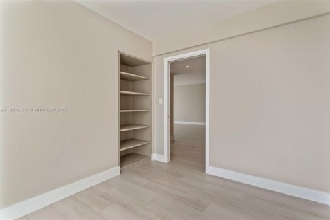 Купить кондоминиум в Бей-Харбор-Айлендс, Флорида 4 спальни, 183.2м2, № 1973272 - фото 29