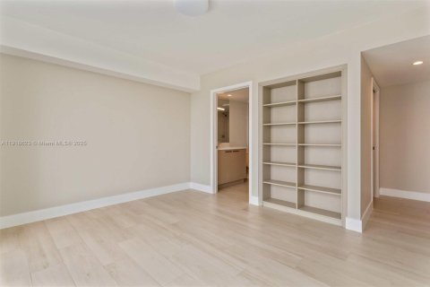 Купить кондоминиум в Бей-Харбор-Айлендс, Флорида 4 спальни, 183.2м2, № 1973272 - фото 23