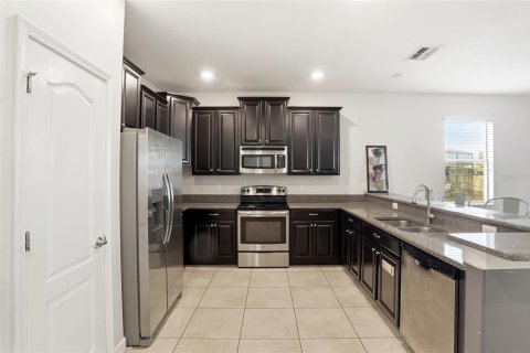 House in Davenport, Florida 7 bedrooms, 327.39 sq.m. № 2201604 - photo 3