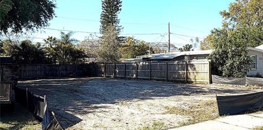 Land in Saint Petersburg, Florida № 2097368