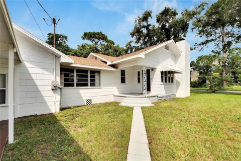 House in Tampa, Florida 4 bedrooms, 153.85 sq.m. № 1532313 - photo 3