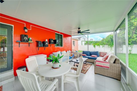 Casa en venta en Miami, Florida, 4 dormitorios, 205.87 m2 № 1709821 - foto 23