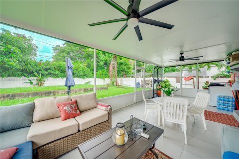 Casa en venta en Miami, Florida, 4 dormitorios, 205.87 m2 № 1709821 - foto 25