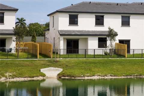 Townhouse in Dania Beach, Florida 3 bedrooms, 161.46 sq.m. № 1995636 - photo 2