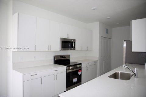 Townhouse in Dania Beach, Florida 3 bedrooms, 161.46 sq.m. № 1995636 - photo 18