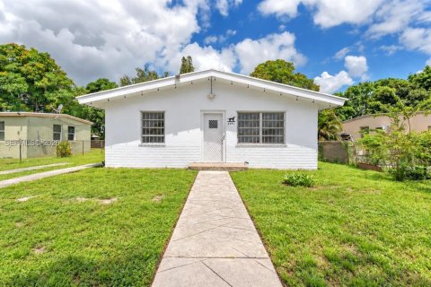 Villa ou maison à vendre à Opa-locka, Floride: 3 chambres, 87.79 m2 № 2388498 - photo 2