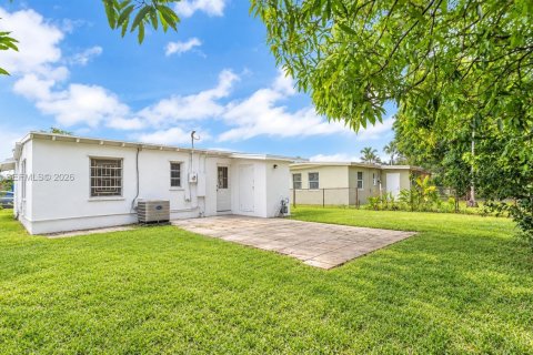 Villa ou maison à vendre à Opa-locka, Floride: 3 chambres, 87.79 m2 № 2388498 - photo 3