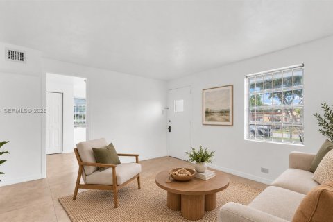 Villa ou maison à vendre à Opa-locka, Floride: 3 chambres, 87.79 m2 № 2388498 - photo 6