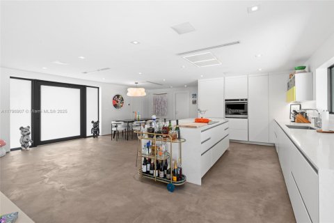 House in North Miami, Florida 4 bedrooms, 230.4 sq.m. № 1709177 - photo 10