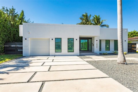 House in North Miami, Florida 4 bedrooms, 230.4 sq.m. № 1709177 - photo 1