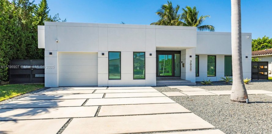 House in North Miami, Florida 4 bedrooms, 230.4 sq.m. № 1709177